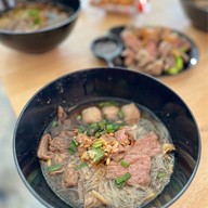 เมนูของร้าน ก๋วยเตี๋ยวเรือสามสมุทร ซ.กระทิงแดง กระทิงแดง