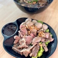 เมนูของร้าน ก๋วยเตี๋ยวเรือสามสมุทร ซ.กระทิงแดง กระทิงแดง