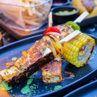 Holli Bolli, Radisson Suite Bangkok