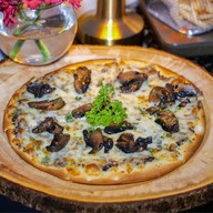 Holli Bolli, Radisson Suite Bangkok