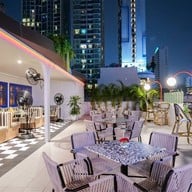 Holli Bolli, Radisson Suite Bangkok