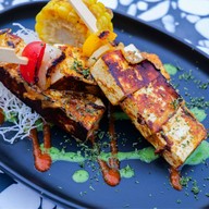 Holli Bolli, Radisson Suite Bangkok