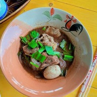 คุณปลื้มก๋วยเตี๋ยวเรือสามบาท
