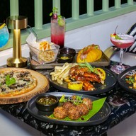 Holli Bolli, Radisson Suite Bangkok