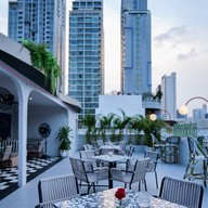 Holli Bolli, Radisson Suite Bangkok