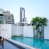 Holli Bolli, Radisson Suite Bangkok