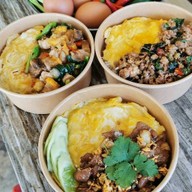 ร้านกินอิ่ม ถนนชาตะผดุง(หลังอนามัยแม่และเด็ก)