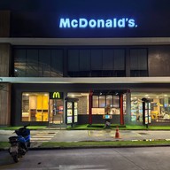 หน้าร้าน McDonald's พาซีโอ พาร์ค (ไดร์ฟทรู)