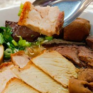 ก๋วยจั๊บข้าวหมูแดง
