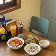 เช้า (โจ๊ก ต้มเลือดหมู ก๋วยจั๊บ ข้าวหมูดำหมูกรอบ ข้าวต้ม บะหมี่) เช้า