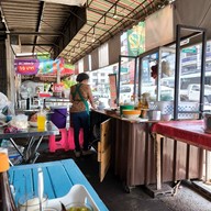 บรรยากาศ แม่ช้อนข้าวหมูแดง