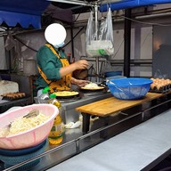 หน้าร้าน กินดี หอยทอดกระทะร้อน ผัดไทยทะเล