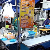 หน้าร้าน กินดี หอยทอดกระทะร้อน ผัดไทยทะเล