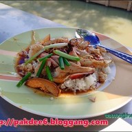 ข้าวหมูแดงหมูกรอบ หงษ์หยก