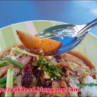 ข้าวหมูแดงหมูกรอบ หงษ์หยก