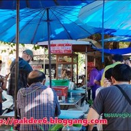 ข้าวหมูแดงหมูกรอบ หงษ์หยก