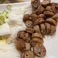 ซาวมาย แหนมเนือง