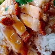 ส้มตำใต้สะพานลอย (ข้าวขาหมู ส้มตำ ยำ ลาบ น้ำตก คอหมูย่าง ไก่ย่าง ต้มแซ่บ ต้มยำ) 215 สุคนธสวัสดิ์ ลาดพร้าว