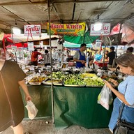 หน้าร้าน สมภพ น้ำพริก ตลาดนัดสนามบินน้ำ (ตลาดนัดหน้าวัง)