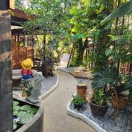 สวนผักแว่น Cafe & Bistro