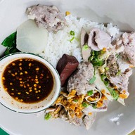 นายตั้ม ต้มเลือดหมู