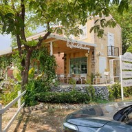 หน้าร้าน Golden Hill Village Cafe & Weddings