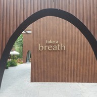 บรรยากาศ Take A Breath Cafe and Eatery