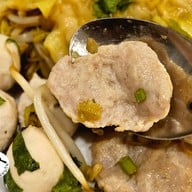 เมนูของร้าน ก๋วยเตี๋ยวเกี๊ยวกุ้งเจ๊หุย วงเวียนใหญ่