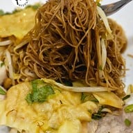 เมนูของร้าน ก๋วยเตี๋ยวเกี๊ยวกุ้งเจ๊หุย วงเวียนใหญ่