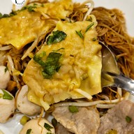 เมนูของร้าน ก๋วยเตี๋ยวเกี๊ยวกุ้งเจ๊หุย วงเวียนใหญ่