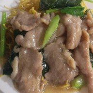 ร้านลุงเฮง ราดหน้าคะน้ากรอบ กะเพราจี๊ด