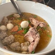 ต้นม่วงก๋วยเตี๋ยวต้มยำกระดูกหมู เส้นไปรษณีย์หาดใหญ่