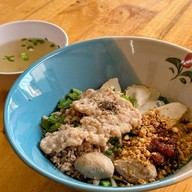 เมนูของร้าน ก๋วยเตี๋ยวชลบุรี ณ โคราช หน้าวัดสระแก้ว