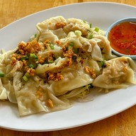 เมนูของร้าน ก๋วยเตี๋ยวชลบุรี ณ โคราช หน้าวัดสระแก้ว