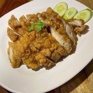 กาลเวลา ข้าวมันไก่ ก๋วยเตี๋ยวเรือ ซอยตรงข้าม โรงเรียนแก่นนคร