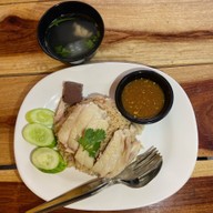 กาลเวลา ข้าวมันไก่ ก๋วยเตี๋ยวเรือ ซอยตรงข้าม โรงเรียนแก่นนคร