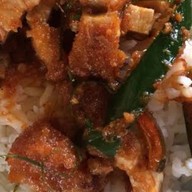 ส้มตำใต้สะพานลอย (ข้าวขาหมู ส้มตำ ยำ ลาบ น้ำตก คอหมูย่าง ไก่ย่าง ต้มแซ่บ ต้มยำ) 215 สุคนธสวัสดิ์ ลาดพร้าว