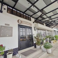 หน้าร้าน บ้านหญ้าขาว Baan Hyakhaw Cafe Coffee Bakery ศรีสมาน