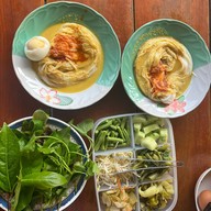 แม่หมีขนมจีนข้าวแกง