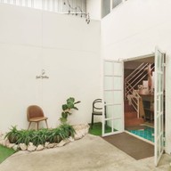 บรรยากาศ บ้านหญ้าขาว Baan Hyakhaw Cafe Coffee Bakery ศรีสมาน