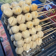 ลูกชิ้นปิ้งนายตรี(บ้านฟาโรห์) หมู่บ้านพระปิ่น3
