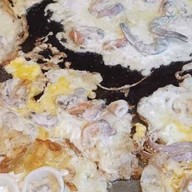 ผัดไทย-หอยทอดกระทิงแดง กลางซอย>ตรงข้ามร้านซักผ้าหยอดเหรียญ