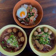 มงคล777 ก๋วยเตี๋ยวเนื้อตุ๋น หมูตุ๋น หน้าหมู่บ้านสยามนิเวศน์1 ข้างตึกสีเหลือง