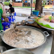 เกาเหลาเลือดหมู สุขุมวิท 23