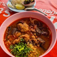 ข้าวซอย น้ำเงี้ยว “ใส่ใจ“ สันโค้งน้อย