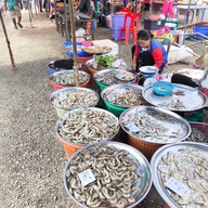 ตลาดนัดหน้าอำเภอบ้านแหลม