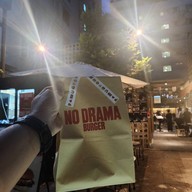 บรรยากาศ NO DRAMA BURGER สีลม (windmill)