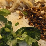 Longduu-หมี่ไก่ฉีกข้าวตามสั่งหน้าล้น