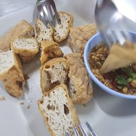 เจ๊เพ็ญเย็นตาโฟปูกั้ง วัดไผ่ล้อม(ต้นตำรับ) ตั้งอยู่ที่วัดไผ่ล้อม