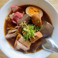 ก๋วยจั๊บน้ำข้น แม่สมนึก